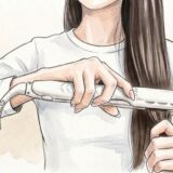 ストレートアイロンを使う女性
