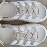UGG「ゴールデングロウ トグル」レビュー｜厚底サンダルのサイズ感と履き心地【50代の夏の相棒】